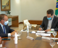 Governador Carlos Massa Ratinho Junior em reuniao com o presidente da cooperativa LAR.Foto: Ari Dias/ AEN.