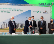 O governador Carlos Massa Ratinho Junior assina, nesta quarta-feira (29), um convênio para a liberação de R$ 176 milhões em recursos para melhorias em oito cooperativas paranaenses, por meio de crédito concedido pelo Banco Regional de Desenvolvimento do Extremo Sul (BRDE). Ele também sanciona a Lei que autoriza nova captação de recursos pelo BRDE junto ao Novo Banco de Desenvolvimento (NDB).   - 29/09/2021 - Foto: Geraldo Bubniak/AEN