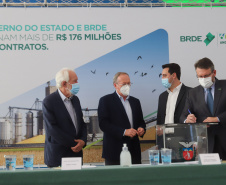 O governador Carlos Massa Ratinho Junior assina, nesta quarta-feira (29), um convênio para a liberação de R$ 176 milhões em recursos para melhorias em oito cooperativas paranaenses, por meio de crédito concedido pelo Banco Regional de Desenvolvimento do Extremo Sul (BRDE). Ele também sanciona a Lei que autoriza nova captação de recursos pelo BRDE junto ao Novo Banco de Desenvolvimento (NDB).   - 29/09/2021 - Foto: Geraldo Bubniak/AEN