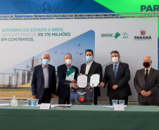 O governador Carlos Massa Ratinho Junior assina, nesta quarta-feira (29), um convênio para a liberação de R$ 176 milhões em recursos para melhorias em oito cooperativas paranaenses, por meio de crédito concedido pelo Banco Regional de Desenvolvimento do Extremo Sul (BRDE). Ele também sanciona a Lei que autoriza nova captação de recursos pelo BRDE junto ao Novo Banco de Desenvolvimento (NDB).   - 29/09/2021 - Foto: Geraldo Bubniak/AEN