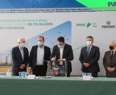 O governador Carlos Massa Ratinho Junior assina, nesta quarta-feira (29), um convênio para a liberação de R$ 176 milhões em recursos para melhorias em oito cooperativas paranaenses, por meio de crédito concedido pelo Banco Regional de Desenvolvimento do Extremo Sul (BRDE). Ele também sanciona a Lei que autoriza nova captação de recursos pelo BRDE junto ao Novo Banco de Desenvolvimento (NDB).   - 29/09/2021 - Foto: Geraldo Bubniak/AEN