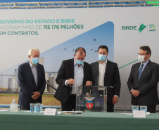 O governador Carlos Massa Ratinho Junior assina, nesta quarta-feira (29), um convênio para a liberação de R$ 176 milhões em recursos para melhorias em oito cooperativas paranaenses, por meio de crédito concedido pelo Banco Regional de Desenvolvimento do Extremo Sul (BRDE). Ele também sanciona a Lei que autoriza nova captação de recursos pelo BRDE junto ao Novo Banco de Desenvolvimento (NDB).   - 29/09/2021 - Foto: Geraldo Bubniak/AEN