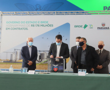 O governador Carlos Massa Ratinho Junior assina, nesta quarta-feira (29), um convênio para a liberação de R$ 176 milhões em recursos para melhorias em oito cooperativas paranaenses, por meio de crédito concedido pelo Banco Regional de Desenvolvimento do Extremo Sul (BRDE). Ele também sanciona a Lei que autoriza nova captação de recursos pelo BRDE junto ao Novo Banco de Desenvolvimento (NDB).   - 29/09/2021 - Foto: Geraldo Bubniak/AEN