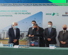 O governador Carlos Massa Ratinho Junior assina, nesta quarta-feira (29), um convênio para a liberação de R$ 176 milhões em recursos para melhorias em oito cooperativas paranaenses, por meio de crédito concedido pelo Banco Regional de Desenvolvimento do Extremo Sul (BRDE). Ele também sanciona a Lei que autoriza nova captação de recursos pelo BRDE junto ao Novo Banco de Desenvolvimento (NDB).   - 29/09/2021 - Foto: Geraldo Bubniak/AEN