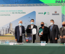 O governador Carlos Massa Ratinho Junior assina, nesta quarta-feira (29), um convênio para a liberação de R$ 176 milhões em recursos para melhorias em oito cooperativas paranaenses, por meio de crédito concedido pelo Banco Regional de Desenvolvimento do Extremo Sul (BRDE). Ele também sanciona a Lei que autoriza nova captação de recursos pelo BRDE junto ao Novo Banco de Desenvolvimento (NDB).   - 29/09/2021 - Foto: Geraldo Bubniak/AEN