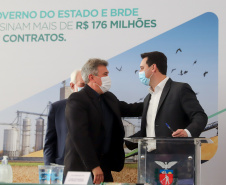 O governador Carlos Massa Ratinho Junior assina, nesta quarta-feira (29), um convênio para a liberação de R$ 176 milhões em recursos para melhorias em oito cooperativas paranaenses, por meio de crédito concedido pelo Banco Regional de Desenvolvimento do Extremo Sul (BRDE). Ele também sanciona a Lei que autoriza nova captação de recursos pelo BRDE junto ao Novo Banco de Desenvolvimento (NDB).   - 29/09/2021 - Foto: Geraldo Bubniak/AEN