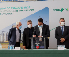 O governador Carlos Massa Ratinho Junior assina, nesta quarta-feira (29), um convênio para a liberação de R$ 176 milhões em recursos para melhorias em oito cooperativas paranaenses, por meio de crédito concedido pelo Banco Regional de Desenvolvimento do Extremo Sul (BRDE). Ele também sanciona a Lei que autoriza nova captação de recursos pelo BRDE junto ao Novo Banco de Desenvolvimento (NDB).   - 29/09/2021 - Foto: Geraldo Bubniak/AEN