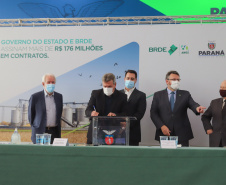 O governador Carlos Massa Ratinho Junior assina, nesta quarta-feira (29), um convênio para a liberação de R$ 176 milhões em recursos para melhorias em oito cooperativas paranaenses, por meio de crédito concedido pelo Banco Regional de Desenvolvimento do Extremo Sul (BRDE). Ele também sanciona a Lei que autoriza nova captação de recursos pelo BRDE junto ao Novo Banco de Desenvolvimento (NDB).   - 29/09/2021 - Foto: Geraldo Bubniak/AEN