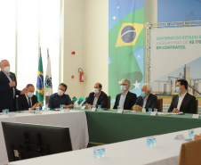 O governador Carlos Massa Ratinho Junior assina, nesta quarta-feira (29), um convênio para a liberação de R$ 176 milhões em recursos para melhorias em oito cooperativas paranaenses, por meio de crédito concedido pelo Banco Regional de Desenvolvimento do Extremo Sul (BRDE). Ele também sanciona a Lei que autoriza nova captação de recursos pelo BRDE junto ao Novo Banco de Desenvolvimento (NDB).   - 29/09/2021 - Foto: Geraldo Bubniak/AEN