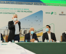 O governador Carlos Massa Ratinho Junior assina, nesta quarta-feira (29), um convênio para a liberação de R$ 176 milhões em recursos para melhorias em oito cooperativas paranaenses, por meio de crédito concedido pelo Banco Regional de Desenvolvimento do Extremo Sul (BRDE). Ele também sanciona a Lei que autoriza nova captação de recursos pelo BRDE junto ao Novo Banco de Desenvolvimento (NDB).   - 29/09/2021 - Foto: Geraldo Bubniak/AEN