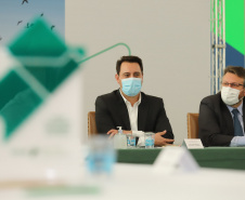 O governador Carlos Massa Ratinho Junior assina, nesta quarta-feira (29), um convênio para a liberação de R$ 176 milhões em recursos para melhorias em oito cooperativas paranaenses, por meio de crédito concedido pelo Banco Regional de Desenvolvimento do Extremo Sul (BRDE). Ele também sanciona a Lei que autoriza nova captação de recursos pelo BRDE junto ao Novo Banco de Desenvolvimento (NDB).   - 29/09/2021 - Foto: Geraldo Bubniak/AEN