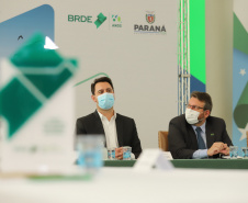 O governador Carlos Massa Ratinho Junior assina, nesta quarta-feira (29), um convênio para a liberação de R$ 176 milhões em recursos para melhorias em oito cooperativas paranaenses, por meio de crédito concedido pelo Banco Regional de Desenvolvimento do Extremo Sul (BRDE). Ele também sanciona a Lei que autoriza nova captação de recursos pelo BRDE junto ao Novo Banco de Desenvolvimento (NDB).   - 29/09/2021 - Foto: Geraldo Bubniak/AEN