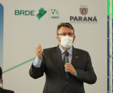 O governador Carlos Massa Ratinho Junior assina, nesta quarta-feira (29), um convênio para a liberação de R$ 176 milhões em recursos para melhorias em oito cooperativas paranaenses, por meio de crédito concedido pelo Banco Regional de Desenvolvimento do Extremo Sul (BRDE). Ele também sanciona a Lei que autoriza nova captação de recursos pelo BRDE junto ao Novo Banco de Desenvolvimento (NDB).   - 29/09/2021 - Foto: Geraldo Bubniak/AEN
