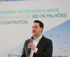 O governador Carlos Massa Ratinho Junior assina, nesta quarta-feira (29), um convênio para a liberação de R$ 176 milhões em recursos para melhorias em oito cooperativas paranaenses, por meio de crédito concedido pelo Banco Regional de Desenvolvimento do Extremo Sul (BRDE). Ele também sanciona a Lei que autoriza nova captação de recursos pelo BRDE junto ao Novo Banco de Desenvolvimento (NDB).   - 29/09/2021 - Foto: Geraldo Bubniak/AEN