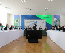 O governador Carlos Massa Ratinho Junior assina, nesta quarta-feira (29), um convênio para a liberação de R$ 176 milhões em recursos para melhorias em oito cooperativas paranaenses, por meio de crédito concedido pelo Banco Regional de Desenvolvimento do Extremo Sul (BRDE). Ele também sanciona a Lei que autoriza nova captação de recursos pelo BRDE junto ao Novo Banco de Desenvolvimento (NDB).   - 29/09/2021 - Foto: Geraldo Bubniak/AEN