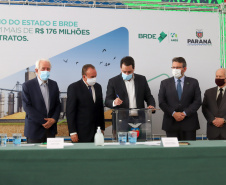 O governador Carlos Massa Ratinho Junior assina, nesta quarta-feira (29), um convênio para a liberação de R$ 176 milhões em recursos para melhorias em oito cooperativas paranaenses, por meio de crédito concedido pelo Banco Regional de Desenvolvimento do Extremo Sul (BRDE). Ele também sanciona a Lei que autoriza nova captação de recursos pelo BRDE junto ao Novo Banco de Desenvolvimento (NDB).   - 29/09/2021 - Foto: Geraldo Bubniak/AEN