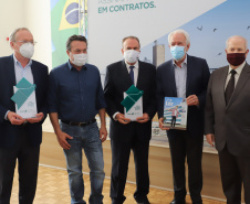 O governador Carlos Massa Ratinho Junior assina, nesta quarta-feira (29), um convênio para a liberação de R$ 176 milhões em recursos para melhorias em oito cooperativas paranaenses, por meio de crédito concedido pelo Banco Regional de Desenvolvimento do Extremo Sul (BRDE). Ele também sanciona a Lei que autoriza nova captação de recursos pelo BRDE junto ao Novo Banco de Desenvolvimento (NDB).   - 29/09/2021 - Foto: Geraldo Bubniak/AEN