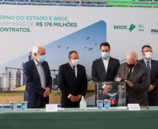O governador Carlos Massa Ratinho Junior assina, nesta quarta-feira (29), um convênio para a liberação de R$ 176 milhões em recursos para melhorias em oito cooperativas paranaenses, por meio de crédito concedido pelo Banco Regional de Desenvolvimento do Extremo Sul (BRDE). Ele também sanciona a Lei que autoriza nova captação de recursos pelo BRDE junto ao Novo Banco de Desenvolvimento (NDB).   - 29/09/2021 - Foto: Geraldo Bubniak/AEN