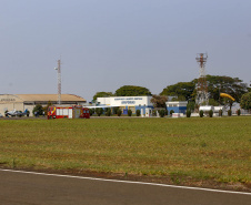 Quem precisa se deslocar entre Arapongas e Curitiba passou a contar com uma opção mais rápida e segura. O governador Carlos Massa Ratinho Junior confirmou nesta quarta-feira (30), no aeroporto municipal, a incorporação da cidade da Região Norte ao Voe Paraná, o maior programa de aviação regional do País. -  Arapongas, 30/09/2021  -  Foto Gilson Abreu/AEN