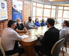 O diretor de Mercado da Fomento Paraná, Vinicius Rocha, e o prefeito de Francisco Beltrão, Cleber Fontana, assinaram nesta quinta, 30, o primeiro contrato de financiamento de operação de microcrédito do Programa Juros Zero de Francisco Beltrão. -  Curitiba, 30/09/2021  -  Foto: Claudinei Del Cielo/Prefeitura de Francisco Beltrão