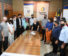 O diretor de Mercado da Fomento Paraná, Vinicius Rocha, e o prefeito de Francisco Beltrão, Cleber Fontana, assinaram nesta quinta, 30, o primeiro contrato de financiamento de operação de microcrédito do Programa Juros Zero de Francisco Beltrão. -  Curitiba, 30/09/2021  -   Foto: Claudinei Del Cielo/Prefeitura de Francisco Beltrão