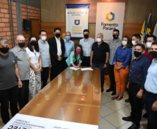 O diretor de Mercado da Fomento Paraná, Vinicius Rocha, e o prefeito de Francisco Beltrão, Cleber Fontana, assinaram nesta quinta, 30, o primeiro contrato de financiamento de operação de microcrédito do Programa Juros Zero de Francisco Beltrão. -  Curitiba, 30/09/2021  -   Foto: Claudinei Del Cielo/Prefeitura de Francisco Beltrão