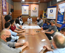 O diretor de Mercado da Fomento Paraná, Vinicius Rocha, e o prefeito de Francisco Beltrão, Cleber Fontana, assinaram nesta quinta, 30, o primeiro contrato de financiamento de operação de microcrédito do Programa Juros Zero de Francisco Beltrão. -  Curitiba, 30/09/2021  -   Foto: Claudinei Del Cielo/Prefeitura de Francisco Beltrão