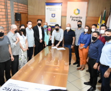 O diretor de Mercado da Fomento Paraná, Vinicius Rocha, e o prefeito de Francisco Beltrão, Cleber Fontana, assinaram nesta quinta, 30, o primeiro contrato de financiamento de operação de microcrédito do Programa Juros Zero de Francisco Beltrão. -  Curitiba, 30/09/2021  -  Foto: Claudinei Del Cielo/Prefeitura de Francisco Beltrão