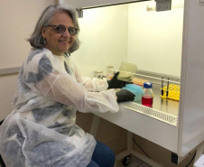 A doutora em Genética Ilce Mara de Syllos Cólus, que atua como professora no Departamento de Biologia Geral do Centro de Ciência Biológicas (CCB) da UEL, explica que o DNA humano passou por muitas mutações ao longo da evolução, fixando algumas dessas alterações nos genes, que são os responsáveis pelas características físicas e biológicas das pessoas.Foto: SETI