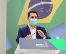 O governador Carlos Massa Ratinho Junior sanciona nesta segunda-feira (4) a lei que institui o homeschooling. O texto aprovado pela Assembleia Legislativa regulamenta o ensino domiciliar, sob o encargo dos pais ou responsáveis, com supervisão e avaliação periódica da aprendizagem por órgãos de ensino. A prática não é obrigatória. Os pais poderão optar entre o ensino escolar tradicional ou o domiciliar.    - 04/10/2021 - Foto: Geraldo Bubniak/AEN