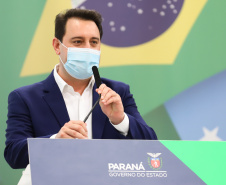 O governador Carlos Massa Ratinho Junior sanciona nesta segunda-feira (4) a lei que institui o homeschooling. O texto aprovado pela Assembleia Legislativa regulamenta o ensino domiciliar, sob o encargo dos pais ou responsáveis, com supervisão e avaliação periódica da aprendizagem por órgãos de ensino. A prática não é obrigatória. Os pais poderão optar entre o ensino escolar tradicional ou o domiciliar.    - 04/10/2021 - Foto: Geraldo Bubniak/AEN