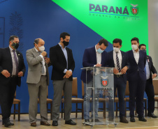 O governador Carlos Massa Ratinho Junior sanciona nesta segunda-feira (4) a lei que institui o homeschooling. O texto aprovado pela Assembleia Legislativa regulamenta o ensino domiciliar, sob o encargo dos pais ou responsáveis, com supervisão e avaliação periódica da aprendizagem por órgãos de ensino. A prática não é obrigatória. Os pais poderão optar entre o ensino escolar tradicional ou o domiciliar.    - 04/10/2021 - Foto: Geraldo Bubniak/AEN