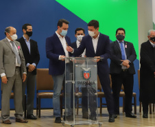 O governador Carlos Massa Ratinho Junior sanciona nesta segunda-feira (4) a lei que institui o homeschooling. O texto aprovado pela Assembleia Legislativa regulamenta o ensino domiciliar, sob o encargo dos pais ou responsáveis, com supervisão e avaliação periódica da aprendizagem por órgãos de ensino. A prática não é obrigatória. Os pais poderão optar entre o ensino escolar tradicional ou o domiciliar.    - 04/10/2021 - Foto: Geraldo Bubniak/AEN