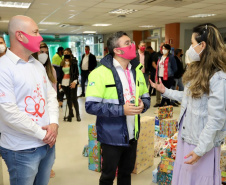 Nesta terça-feira (5), a presidente do Conselho de Ação Solidária do Paraná, a primeira-dama Luciana Saito Massa, visitou a sede administrativa da Portos do Paraná para conhecer as ações que a empresa pública preparou para o Outubro Rosa. No evento de promoção à saúde feminina e ao autocuidado, ela foi recepcionada pela diretoria e por portuárias de todas as idades, representando as diversas áreas da administração dos portos paranaenses. Foto: Claudio Neves/AEN