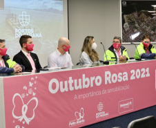 Nesta terça-feira (5), a presidente do Conselho de Ação Solidária do Paraná, a primeira-dama Luciana Saito Massa, visitou a sede administrativa da Portos do Paraná para conhecer as ações que a empresa pública preparou para o Outubro Rosa. No evento de promoção à saúde feminina e ao autocuidado, ela foi recepcionada pela diretoria e por portuárias de todas as idades, representando as diversas áreas da administração dos portos paranaenses. Foto: Claudio Neves/AEN