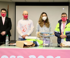 Nesta terça-feira (5), a presidente do Conselho de Ação Solidária do Paraná, a primeira-dama Luciana Saito Massa, visitou a sede administrativa da Portos do Paraná para conhecer as ações que a empresa pública preparou para o Outubro Rosa. No evento de promoção à saúde feminina e ao autocuidado, ela foi recepcionada pela diretoria e por portuárias de todas as idades, representando as diversas áreas da administração dos portos paranaenses. Foto: Claudio Neves/AEN