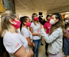 Nesta terça-feira (5), a presidente do Conselho de Ação Solidária do Paraná, a primeira-dama Luciana Saito Massa, visitou a sede administrativa da Portos do Paraná para conhecer as ações que a empresa pública preparou para o Outubro Rosa. No evento de promoção à saúde feminina e ao autocuidado, ela foi recepcionada pela diretoria e por portuárias de todas as idades, representando as diversas áreas da administração dos portos paranaenses. Foto: Claudio Neves/AEN