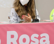 Nesta terça-feira (5), a presidente do Conselho de Ação Solidária do Paraná, a primeira-dama Luciana Saito Massa, visitou a sede administrativa da Portos do Paraná para conhecer as ações que a empresa pública preparou para o Outubro Rosa. No evento de promoção à saúde feminina e ao autocuidado, ela foi recepcionada pela diretoria e por portuárias de todas as idades, representando as diversas áreas da administração dos portos paranaenses. Foto: Claudio Neves/AEN
