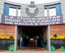 Quase 800 alunos do Colégio Estadual Cívico-Militar Professor Luiz Carlos de Paula e Souza, no bairro Umbará, em Curitiba, receberam novos uniformes nesta terça-feira (05). A entrega foi feita pelo secretário estadual da Educação e do Esporte, Renato Feder. Foto: Anderson Pedroso/Seed-PR