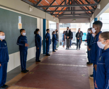 Quase 800 alunos do Colégio Estadual Cívico-Militar Professor Luiz Carlos de Paula e Souza, no bairro Umbará, em Curitiba, receberam novos uniformes nesta terça-feira (05). A entrega foi feita pelo secretário estadual da Educação e do Esporte, Renato Feder. Foto: Anderson Pedroso/Seed-PR