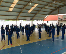 Quase 800 alunos do Colégio Estadual Cívico-Militar Professor Luiz Carlos de Paula e Souza, no bairro Umbará, em Curitiba, receberam novos uniformes nesta terça-feira (05). A entrega foi feita pelo secretário estadual da Educação e do Esporte, Renato Feder. Foto: Anderson Pedroso/Seed-PR