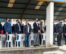 Quase 800 alunos do Colégio Estadual Cívico-Militar Professor Luiz Carlos de Paula e Souza, no bairro Umbará, em Curitiba, receberam novos uniformes nesta terça-feira (05). A entrega foi feita pelo secretário estadual da Educação e do Esporte, Renato Feder. Foto: Anderson Pedroso/Seed-PR