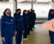 Quase 800 alunos do Colégio Estadual Cívico-Militar Professor Luiz Carlos de Paula e Souza, no bairro Umbará, em Curitiba, receberam novos uniformes nesta terça-feira (05). A entrega foi feita pelo secretário estadual da Educação e do Esporte, Renato Feder. Foto: Anderson Pedroso/Seed-PR