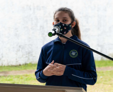 Quase 800 alunos do Colégio Estadual Cívico-Militar Professor Luiz Carlos de Paula e Souza, no bairro Umbará, em Curitiba, receberam novos uniformes nesta terça-feira (05). A entrega foi feita pelo secretário estadual da Educação e do Esporte, Renato Feder. Foto: Anderson Pedroso/Seed-PR
