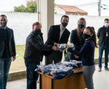 Quase 800 alunos do Colégio Estadual Cívico-Militar Professor Luiz Carlos de Paula e Souza, no bairro Umbará, em Curitiba, receberam novos uniformes nesta terça-feira (05). A entrega foi feita pelo secretário estadual da Educação e do Esporte, Renato Feder. Foto: Anderson Pedroso/Seed-PR