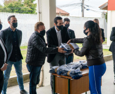 Quase 800 alunos do Colégio Estadual Cívico-Militar Professor Luiz Carlos de Paula e Souza, no bairro Umbará, em Curitiba, receberam novos uniformes nesta terça-feira (05). A entrega foi feita pelo secretário estadual da Educação e do Esporte, Renato Feder. Foto: Anderson Pedroso/Seed-PR