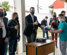 Quase 800 alunos do Colégio Estadual Cívico-Militar Professor Luiz Carlos de Paula e Souza, no bairro Umbará, em Curitiba, receberam novos uniformes nesta terça-feira (05). A entrega foi feita pelo secretário estadual da Educação e do Esporte, Renato Feder. Foto: Anderson Pedroso/Seed-PR