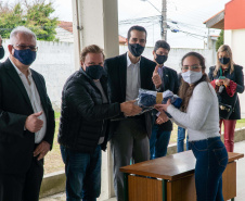Quase 800 alunos do Colégio Estadual Cívico-Militar Professor Luiz Carlos de Paula e Souza, no bairro Umbará, em Curitiba, receberam novos uniformes nesta terça-feira (05). A entrega foi feita pelo secretário estadual da Educação e do Esporte, Renato Feder. Foto: Anderson Pedroso/Seed-PR