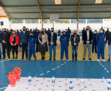 Quase 800 alunos do Colégio Estadual Cívico-Militar Professor Luiz Carlos de Paula e Souza, no bairro Umbará, em Curitiba, receberam novos uniformes nesta terça-feira (05). A entrega foi feita pelo secretário estadual da Educação e do Esporte, Renato Feder. Foto: Anderson Pedroso/Seed-PR