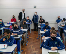 Quase 800 alunos do Colégio Estadual Cívico-Militar Professor Luiz Carlos de Paula e Souza, no bairro Umbará, em Curitiba, receberam novos uniformes nesta terça-feira (05). A entrega foi feita pelo secretário estadual da Educação e do Esporte, Renato Feder. Foto: Anderson Pedroso/Seed-PR